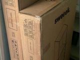 deux cartons empilés l'un sur l'autre par terre