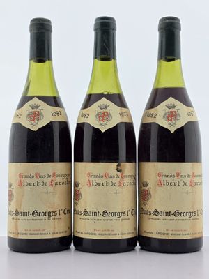 trois bouteilles de vin sont alignées sur une table