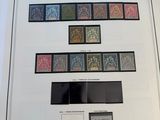 la photo d'un livre portant de nombreux timbres