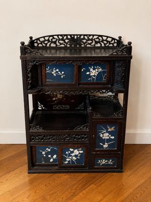 une image représentant une armoire en bois ornée de fleurs bleues et blanches