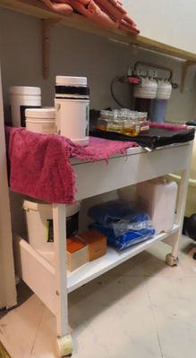 une cuisine équipée d'un évier et d'un plan de travail sur lequel est posée une serviette
