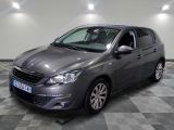 la voiture grise est garée sur un sol en damier dans le garage