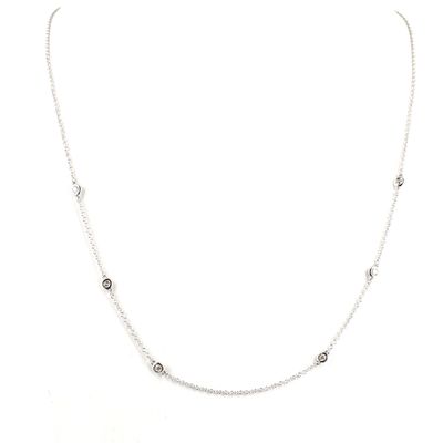 un collier en argent orné de diamants noirs sur fond blanc