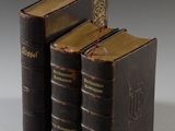 deux vieux livres posés l'un sur l'autre sur une table