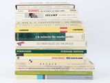 plusieurs livres empilés sur une surface blanche