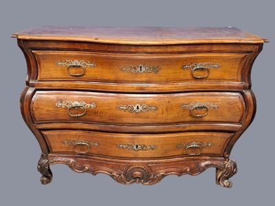 une image représentant une commode en bois dotée de poignées ouvragées