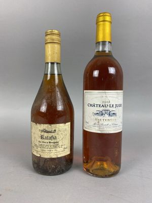 deux bouteilles de vin posées l'une à côté de l'autre sur une table
