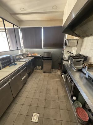 une grande cuisine avec beaucoup d'espace de plan de travail