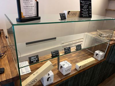 une vitrine en verre sur laquelle sont exposés plusieurs objets