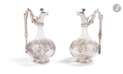 deux vases en métal argenté munis d'anses, sur fond blanc