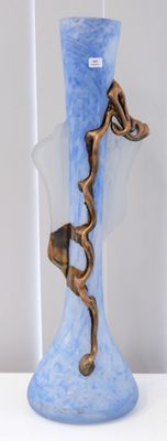 un vase bleu orné d'un serpent, posé sur une table