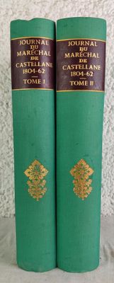 deux livres verts posés l'un à côté de l'autre sur une table