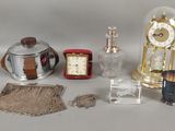 de nombreux objets posés sur une table
