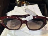 une paire de lunettes de soleil posée sur un plateau, avec une étiquette de prix
