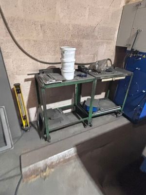un seau posé sur un établi dans un garage