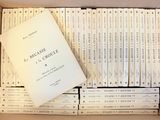 une boîte remplie de livres empilés les uns sur les autres