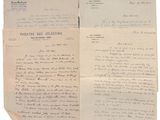 deux vieilles lettres sont posées sur une feuille de papier
