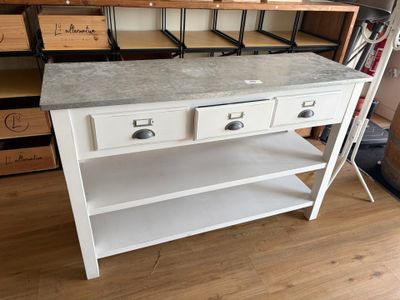 Une console. On y joint une table barrique et un porte manteaux.