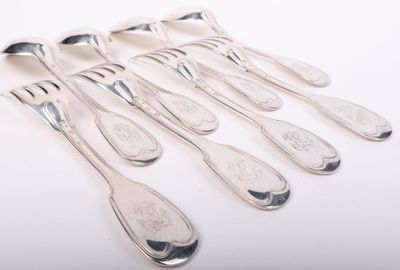 huit cuillères et fourchettes en métal argenté, ornées de motifs gravés