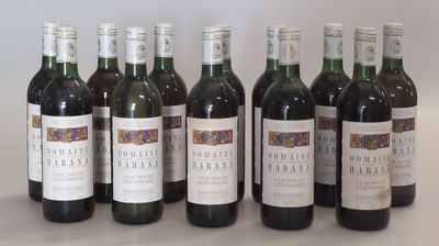 plusieurs bouteilles de vin sont alignées sur une table
