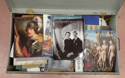 de nombreux livres dans une valise posée par terre