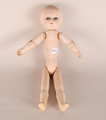 Poupée en bois, tête et chevelure peintes, yeux de verre, co…