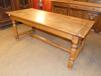 une table en bois placée au milieu d'une pièce