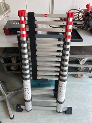 beaucoup d'échelles empilées sur une table