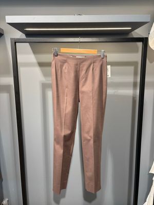 un pantalon suspendu à une patère dans un placard