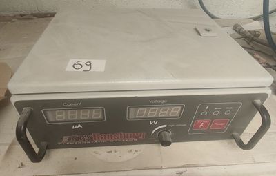 une machine posée sur une table