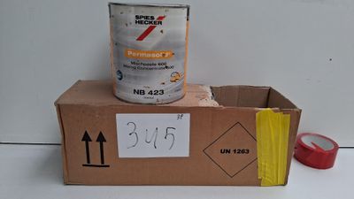 une boîte en carton sur laquelle sont posés du ruban adhésif et un pot de peinture