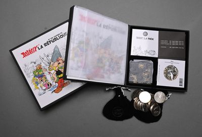 une photo d'une boîte contenant une montre et une pièce de monnaie