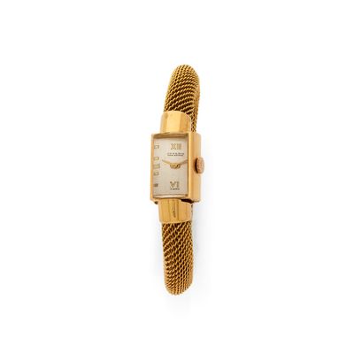 gros plan d'une montre-bracelet en or sur fond blanc