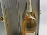 une bouteille de champagne dans un coffret en bois