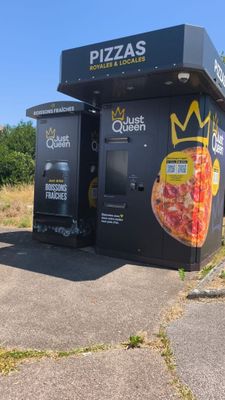 une boîte noire ornée d'une couronne, posée au milieu d'un parking