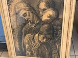une vieille photo d'une femme tenant un enfant dans ses bras