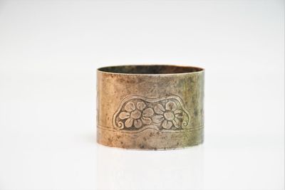 gros plan d'une bague en argent sur une surface blanche