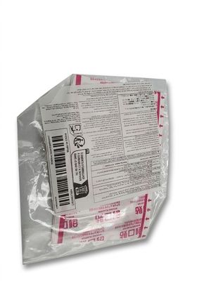 un sac de provisions posé sur une table blanche