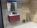 une salle de bains avec un lavabo et un miroir au mur