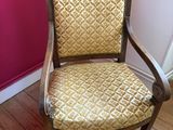 une chaise qui se trouve dans le coin d'une pièce