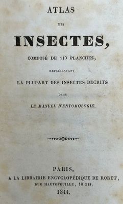 un vieux livre à l'écriture noire posé sur une table