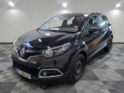 la voiture noire est garée sur un sol en damier dans le garage