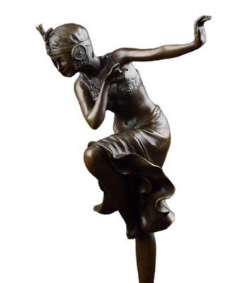 statue en bronze représentant une femme tenant une raquette de tennis sur fond blanc