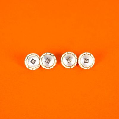 une paire de boucles d'oreilles en argent et perles sur fond orange