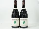 deux bouteilles de vin posées l'une à côté de l'autre sur une surface blanche