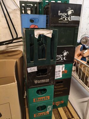 de nombreuses boîtes empilées dans une pièce