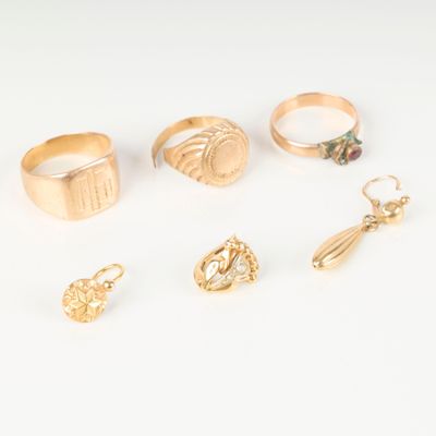 six paires de bagues en or et une paire de boucles d'oreilles