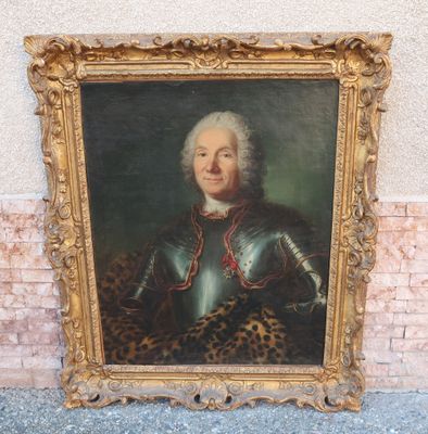 un vieux tableau représentant un homme en armure portant un manteau à motif léopard
