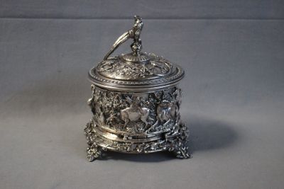 une boîte en argent surmontée d'un oiseau