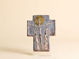 une croix sur laquelle figure Jésus, posée sur un fond blanc